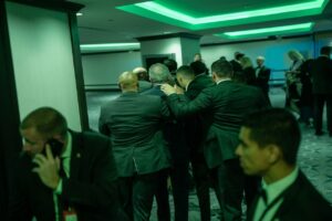 Trump é escoltado para um local seguro